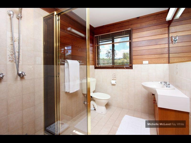 8 Halmore Place, Chapel Hill QLD 4069