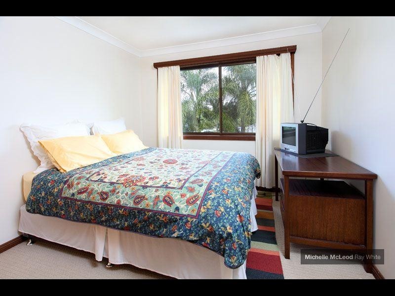 8 Halmore Place, Chapel Hill QLD 4069