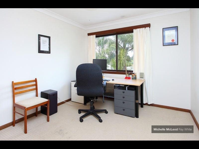 8 Halmore Place, Chapel Hill QLD 4069