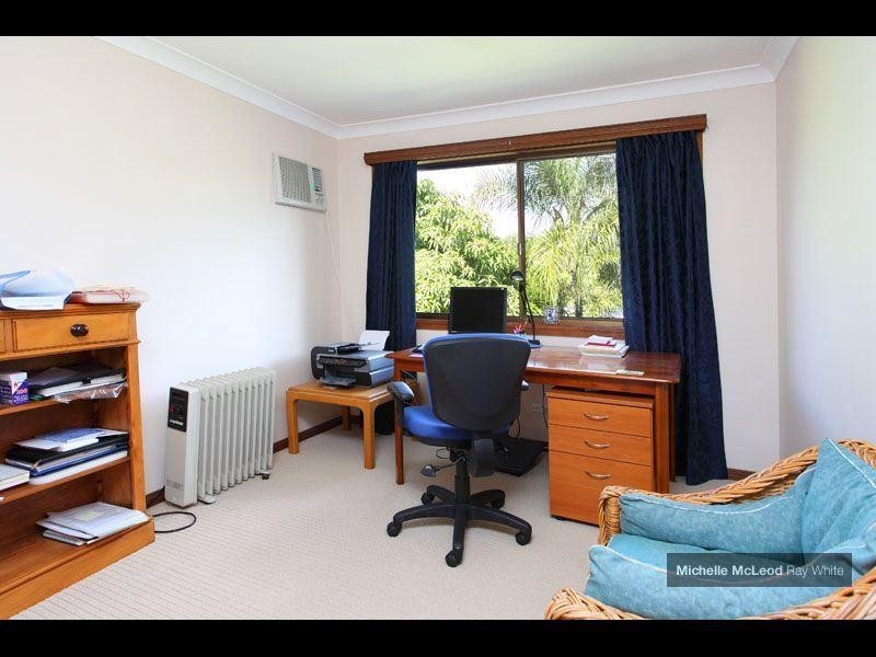 8 Halmore Place, Chapel Hill QLD 4069