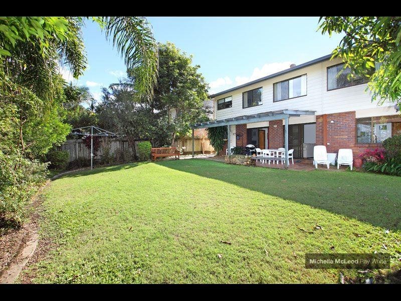 8 Halmore Place, Chapel Hill QLD 4069