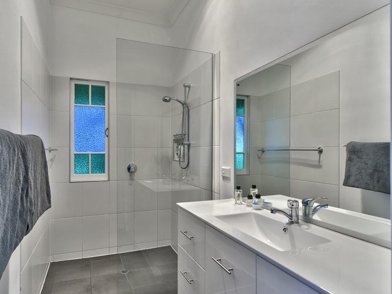 213 Long Street East, Graceville QLD 4075