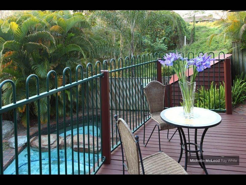 13 Yeoman Street, Chapel Hill QLD 4069