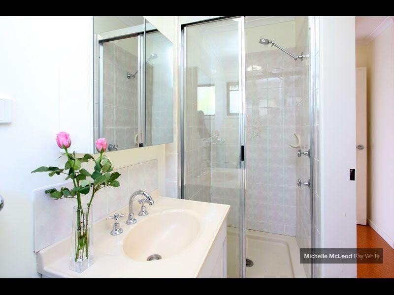 8 Spearwood Place, Chapel Hill QLD 4069