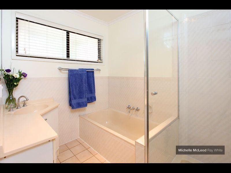 8 Spearwood Place, Chapel Hill QLD 4069