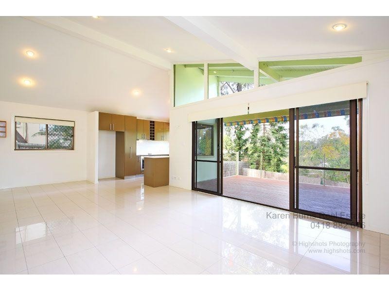 6 Robyn Street, Chapel Hill QLD 4069