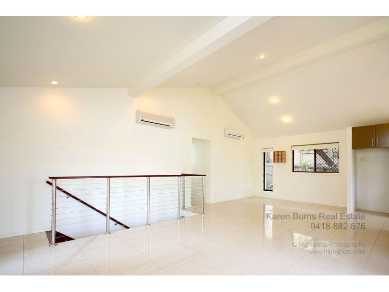 6 Robyn Street, Chapel Hill QLD 4069