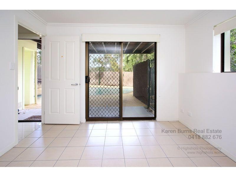 6 Robyn Street, Chapel Hill QLD 4069