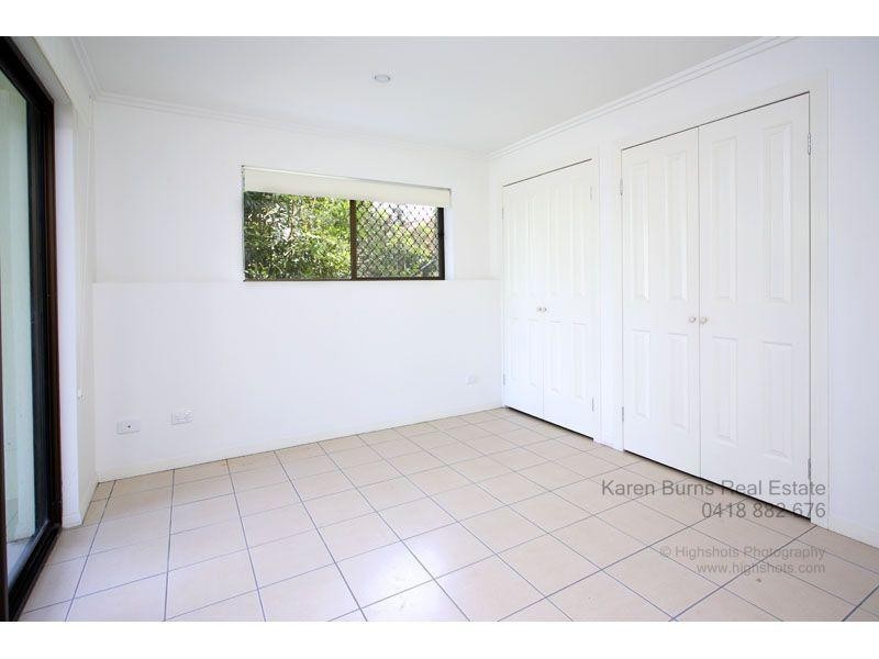 6 Robyn Street, Chapel Hill QLD 4069