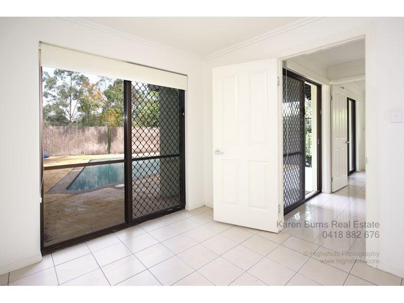 6 Robyn Street, Chapel Hill QLD 4069