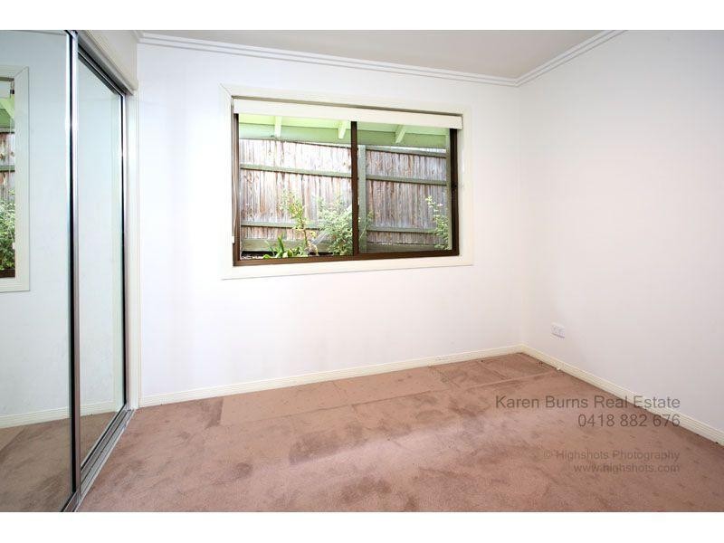 6 Robyn Street, Chapel Hill QLD 4069