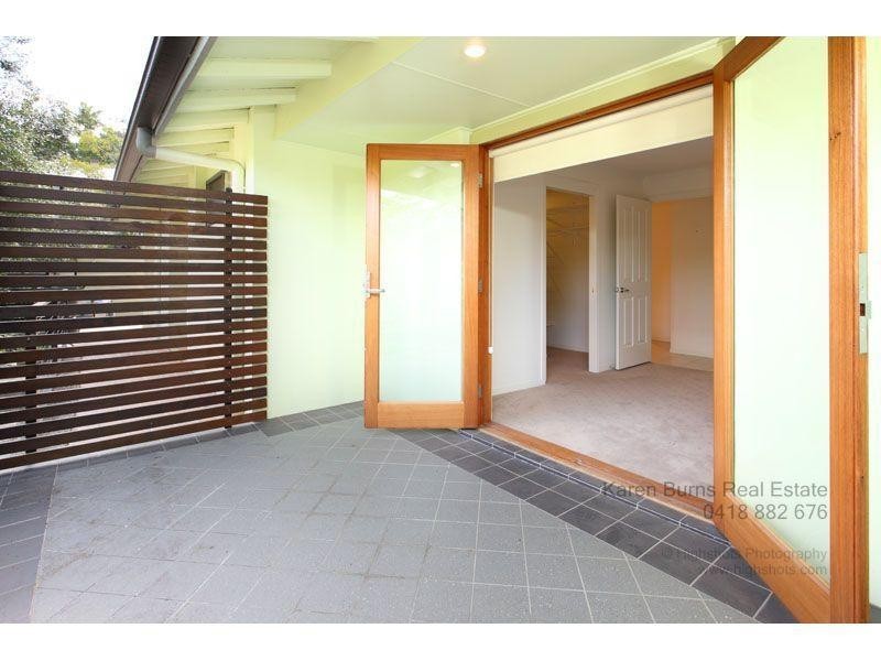 6 Robyn Street, Chapel Hill QLD 4069