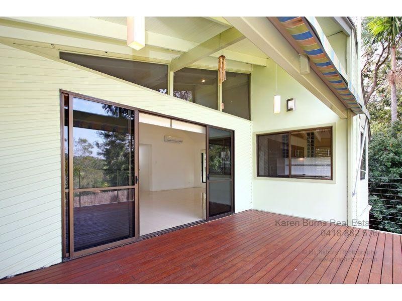 6 Robyn Street, Chapel Hill QLD 4069