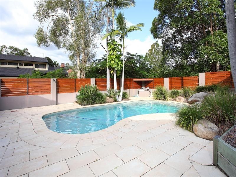 8 Minno Street, Chapel Hill QLD 4069