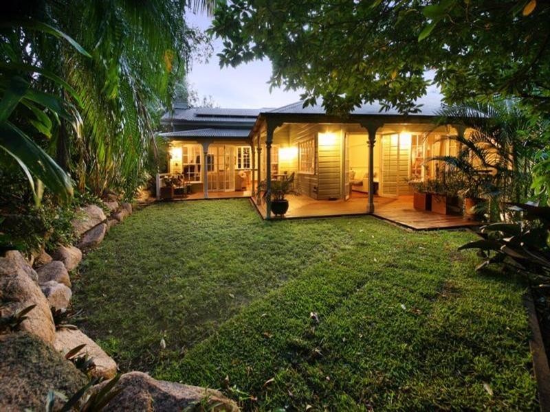 8 Prospect Terrace, St Lucia QLD 4067