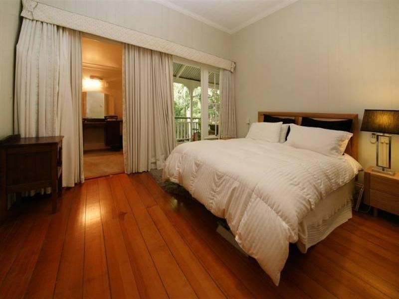 8 Prospect Terrace, St Lucia QLD 4067