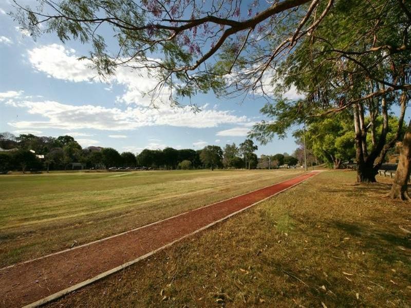 8 Prospect Terrace, St Lucia QLD 4067