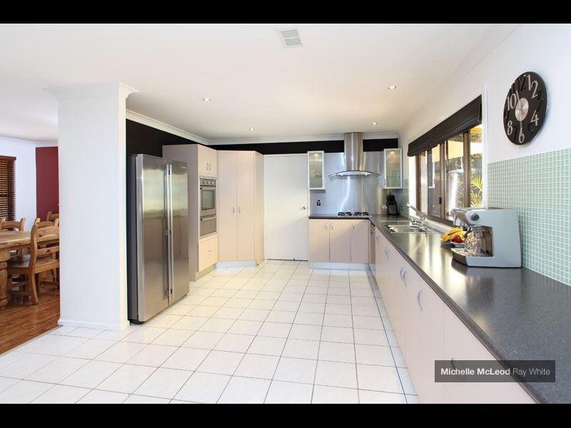 5 Peebles Place, Chapel Hill QLD 4069