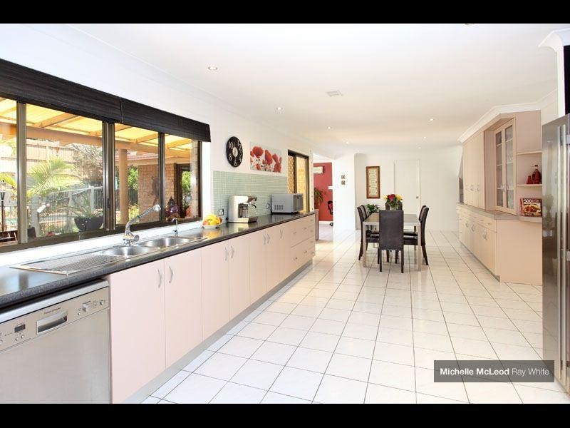 5 Peebles Place, Chapel Hill QLD 4069