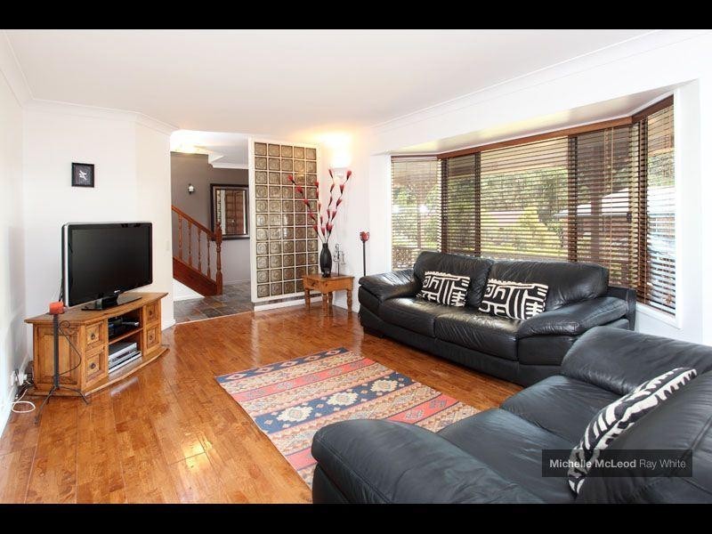 5 Peebles Place, Chapel Hill QLD 4069