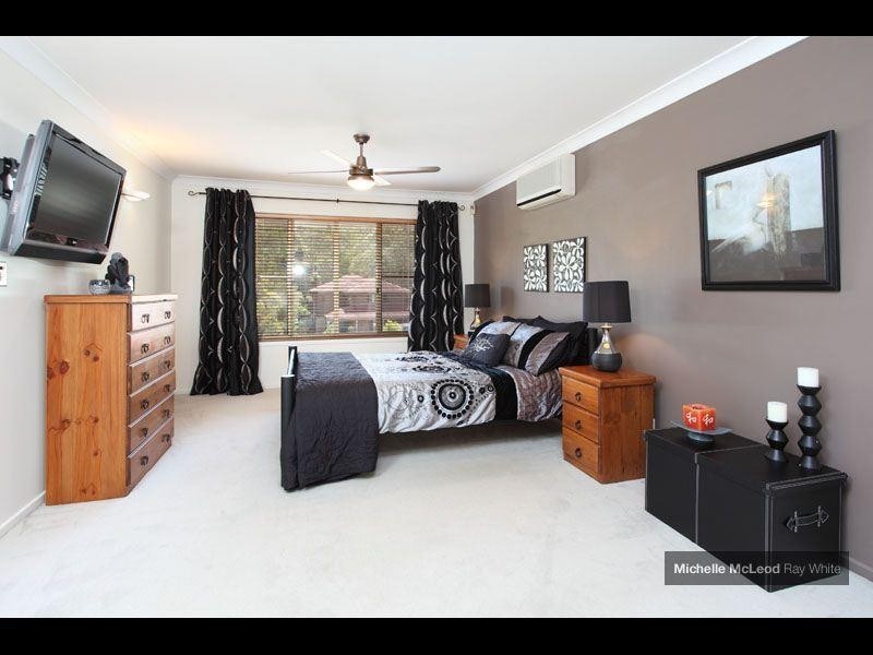 5 Peebles Place, Chapel Hill QLD 4069