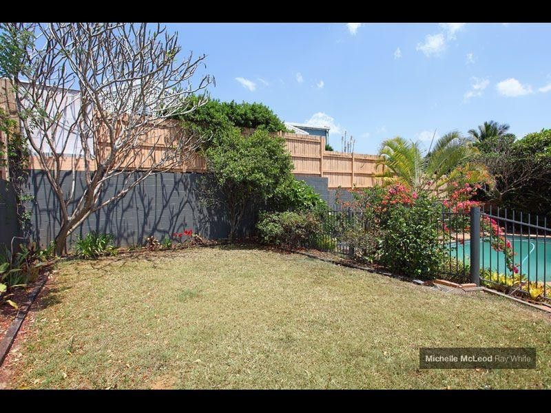 5 Peebles Place, Chapel Hill QLD 4069