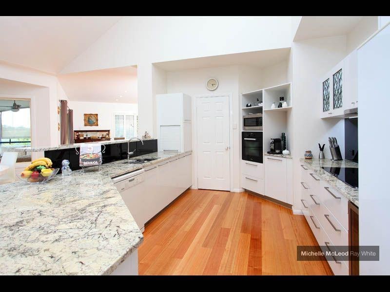 6 Larter Court, Brookfield QLD 4069