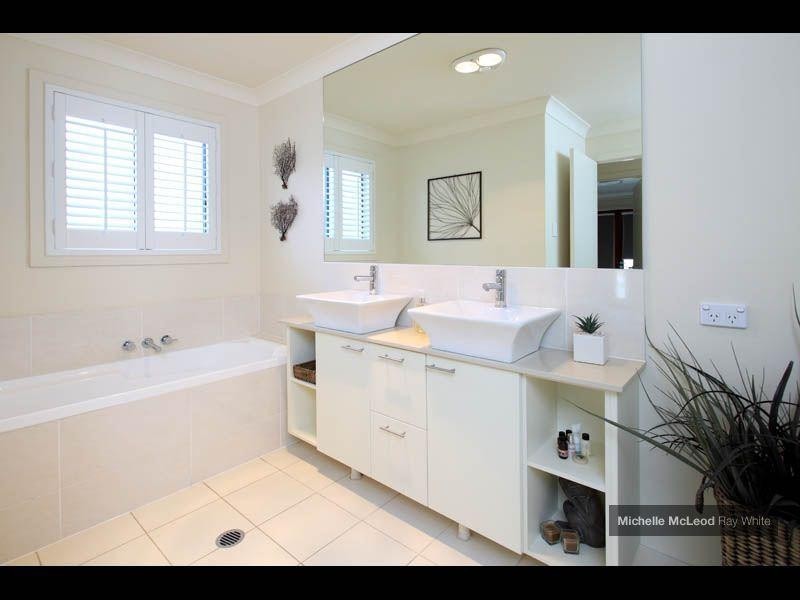 16 Sands Place, Chapel Hill QLD 4069