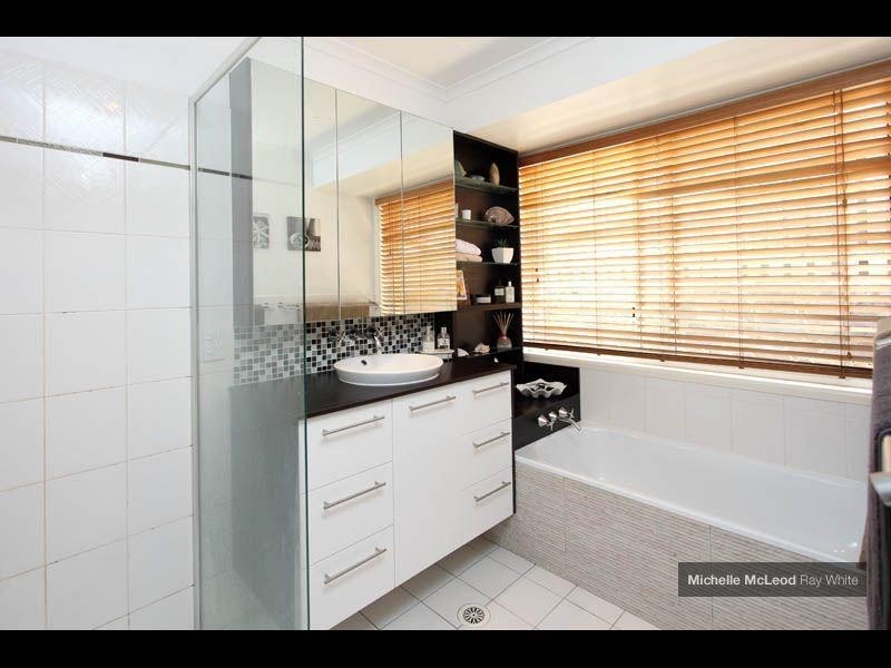 4 Juniper Close, Chapel Hill QLD 4069