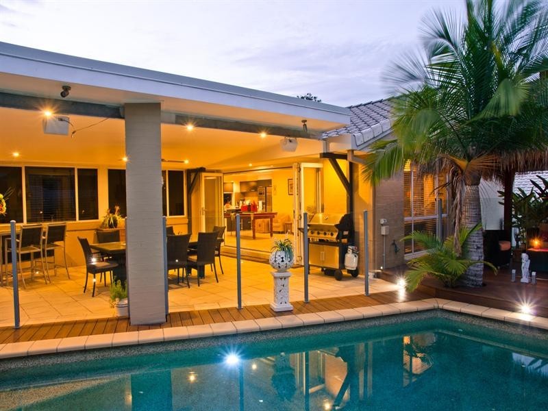 4 Juniper Close, Chapel Hill QLD 4069