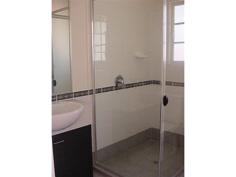 8 Fifth Avenue, St Lucia QLD 4067