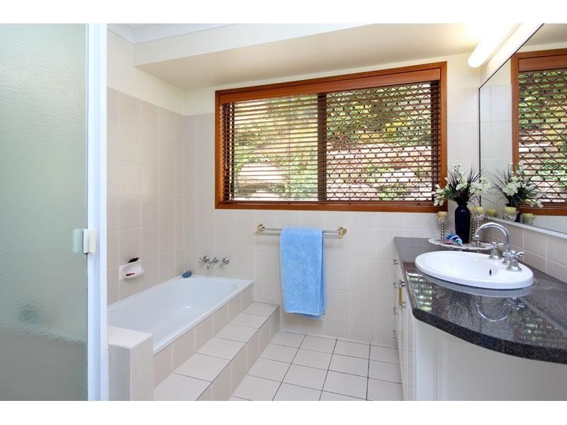 5 Emerald Court, Kenmore QLD 4069