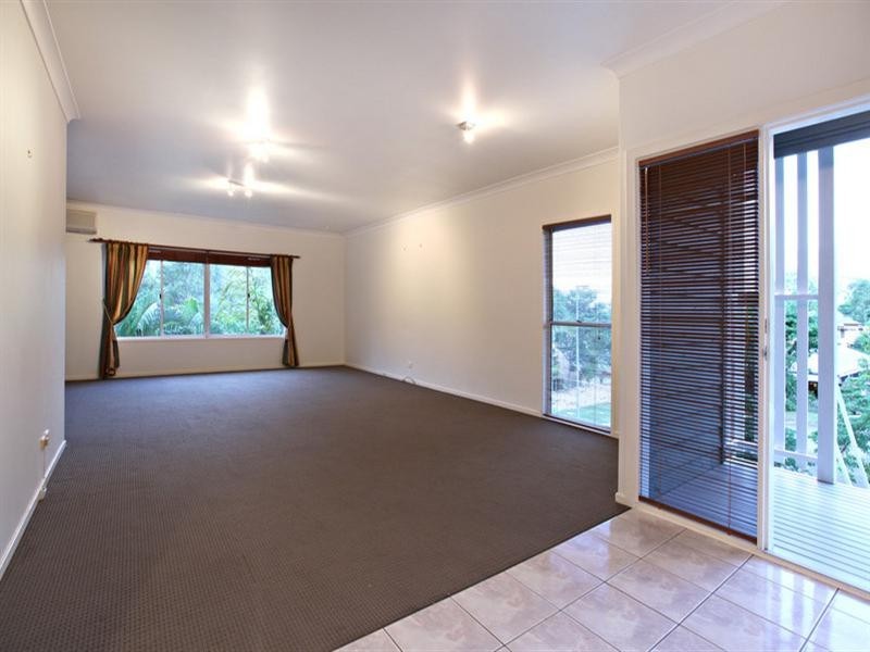 8 Torridon Close, Chapel Hill QLD 4069