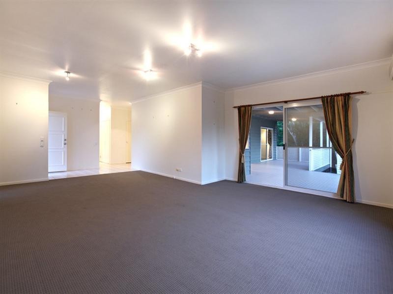 8 Torridon Close, Chapel Hill QLD 4069