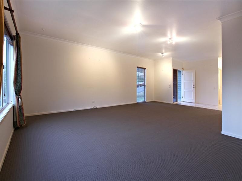 8 Torridon Close, Chapel Hill QLD 4069