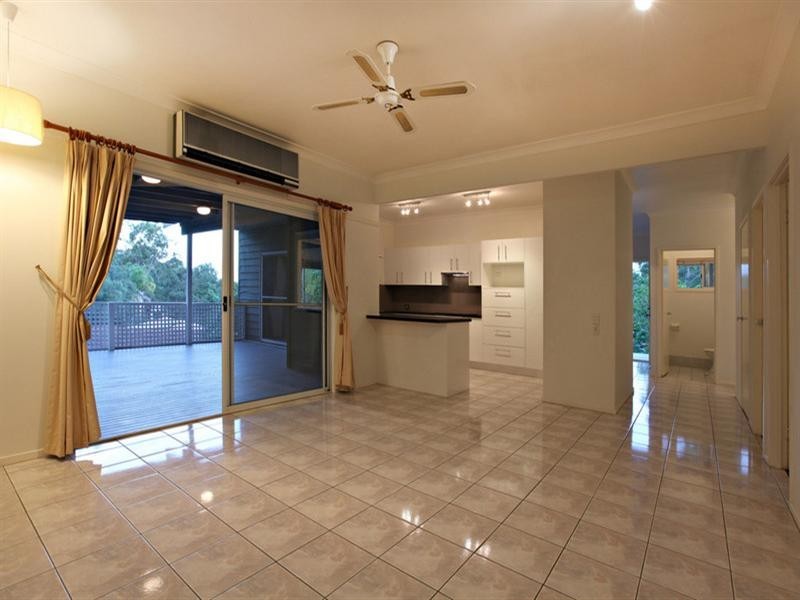 8 Torridon Close, Chapel Hill QLD 4069