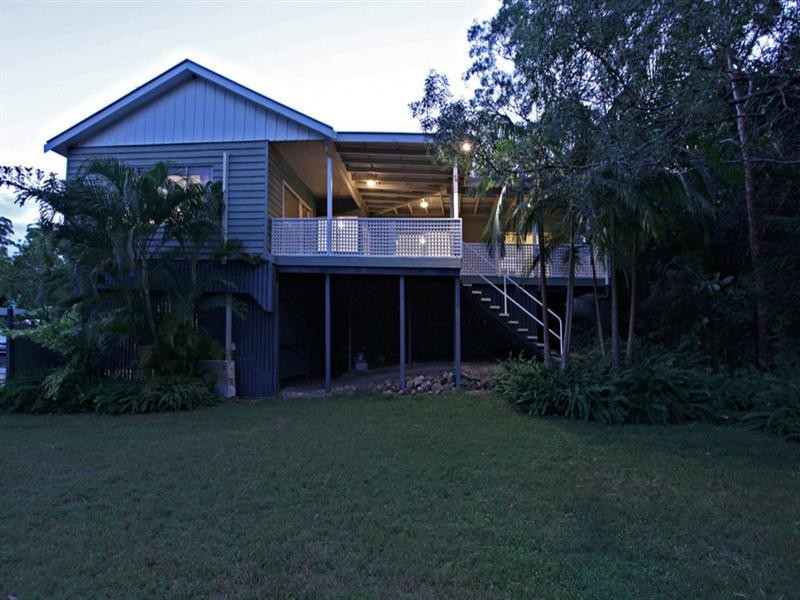 8 Torridon Close, Chapel Hill QLD 4069