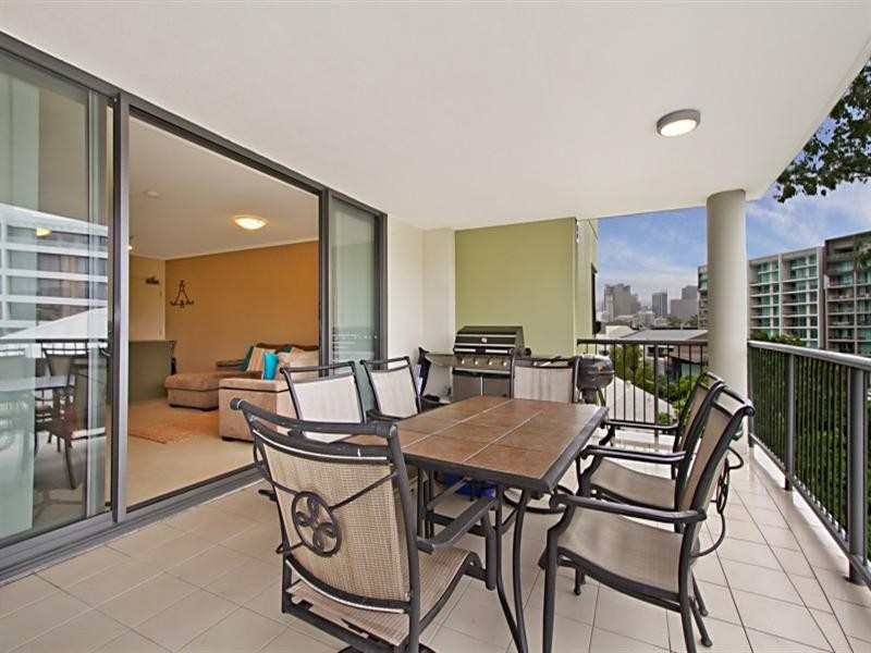 1057/18 Manning Street, Milton QLD 4064