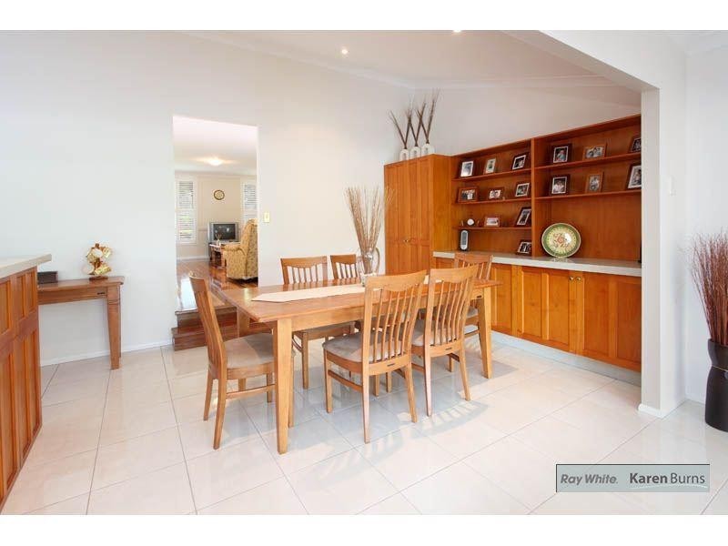 33 Burns Parade, Chapel Hill QLD 4069