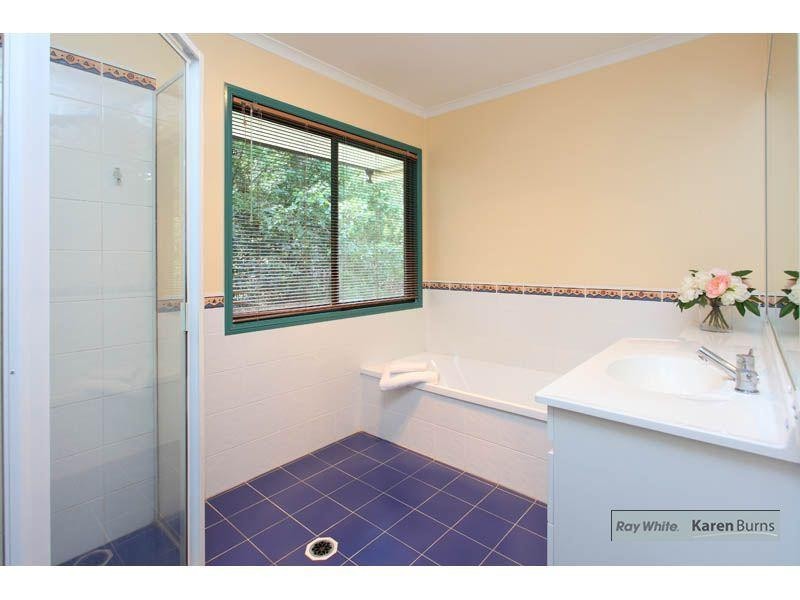 3 Kingfisher Place, Chapel Hill QLD 4069