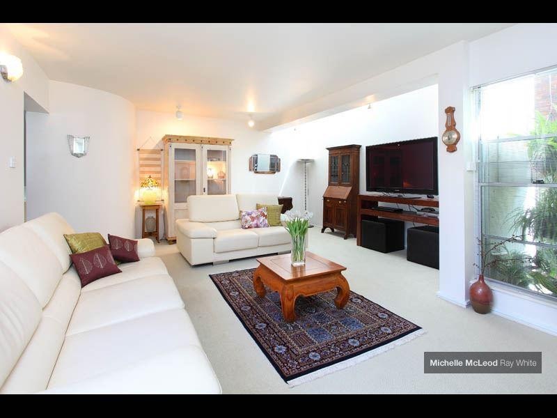 20 Stralock Street, Chapel Hill QLD 4069