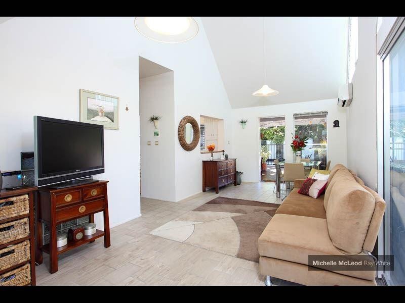 20 Stralock Street, Chapel Hill QLD 4069