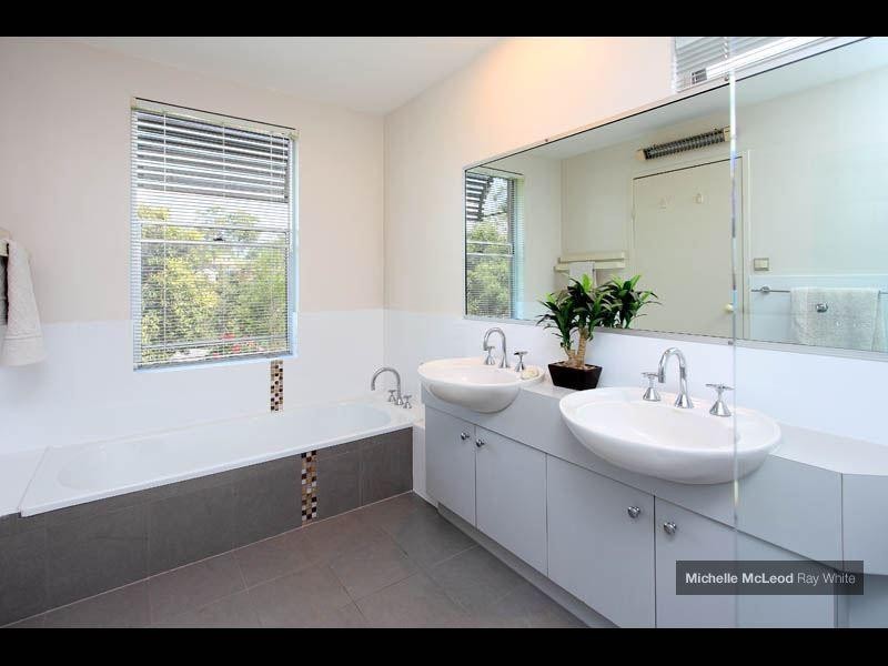 20 Stralock Street, Chapel Hill QLD 4069