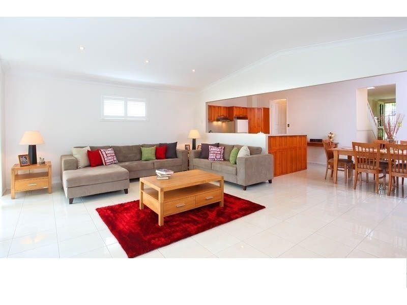 33 Burns Parade, Chapel Hill QLD 4069