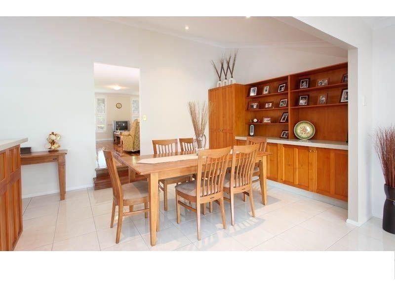 33 Burns Parade, Chapel Hill QLD 4069