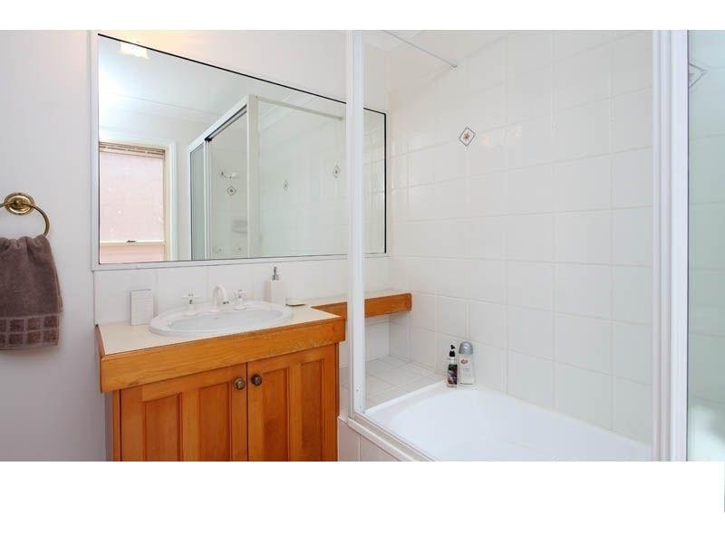 33 Burns Parade, Chapel Hill QLD 4069