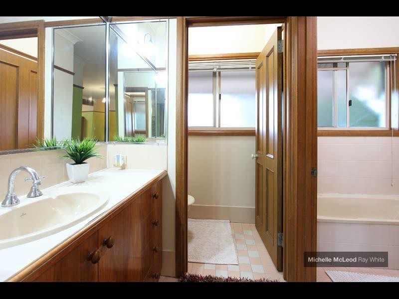 5 Maculata Drive, Chapel Hill QLD 4069