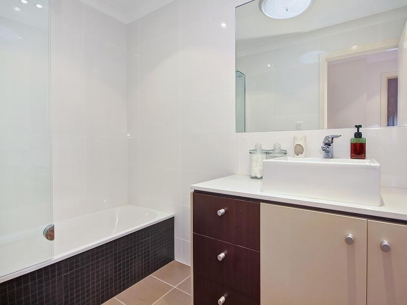 17 Queens Road, Taringa QLD 4068