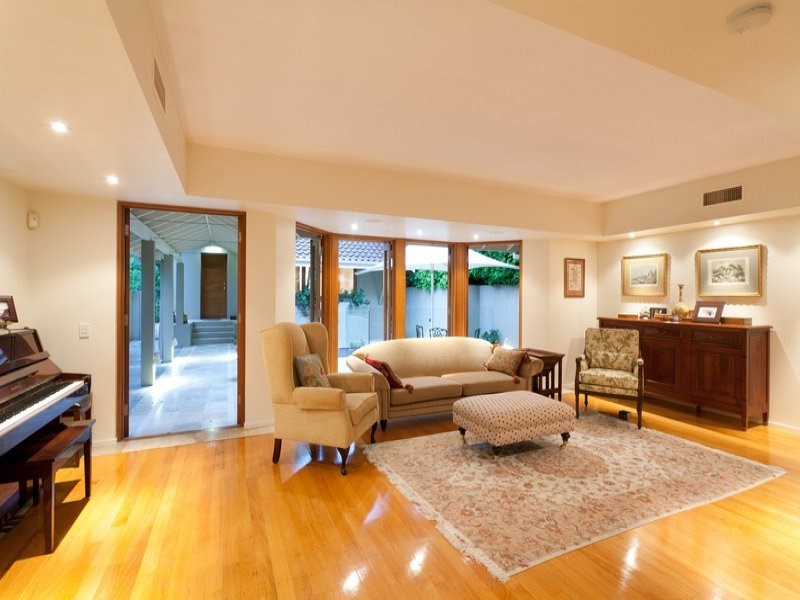 143 The Esplanade, St Lucia QLD 4067