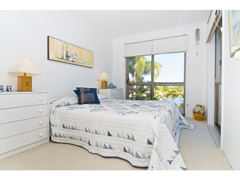 18 Alma Street, Broadbeach Waters QLD 4218